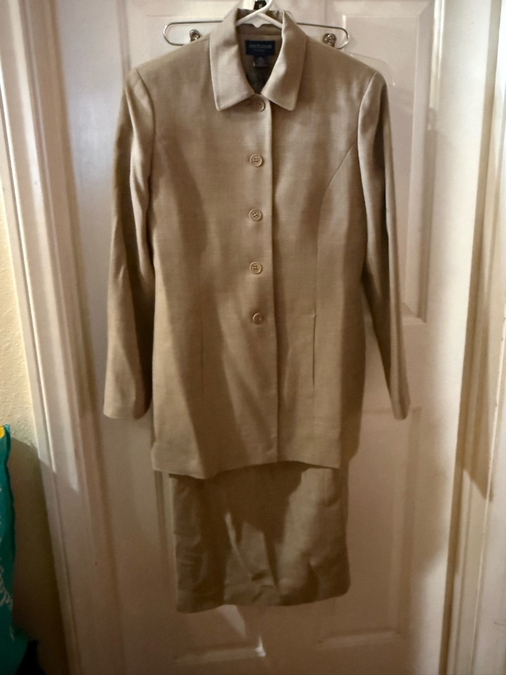 Beautiful Vintage Ann Taylor 100% Wool Dress Suit 4 Pics don’t do justice!!